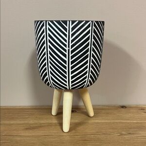 Herringbone Tripod Planter